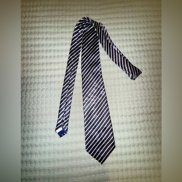 Fatello hand made Classic Black and White Striped Tie. - Picture 2 of 4